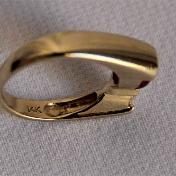 Ladies 14 Kt yellow gold-stamped- Pear shaped Ring - Picture 7 of 8